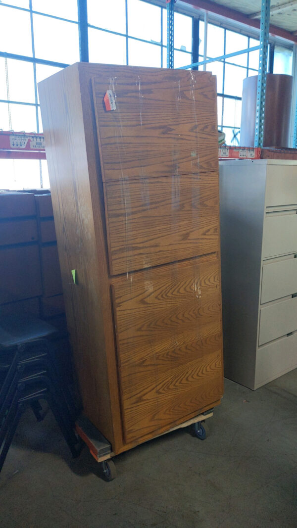 Double ped wood desk with credenza - Image 4